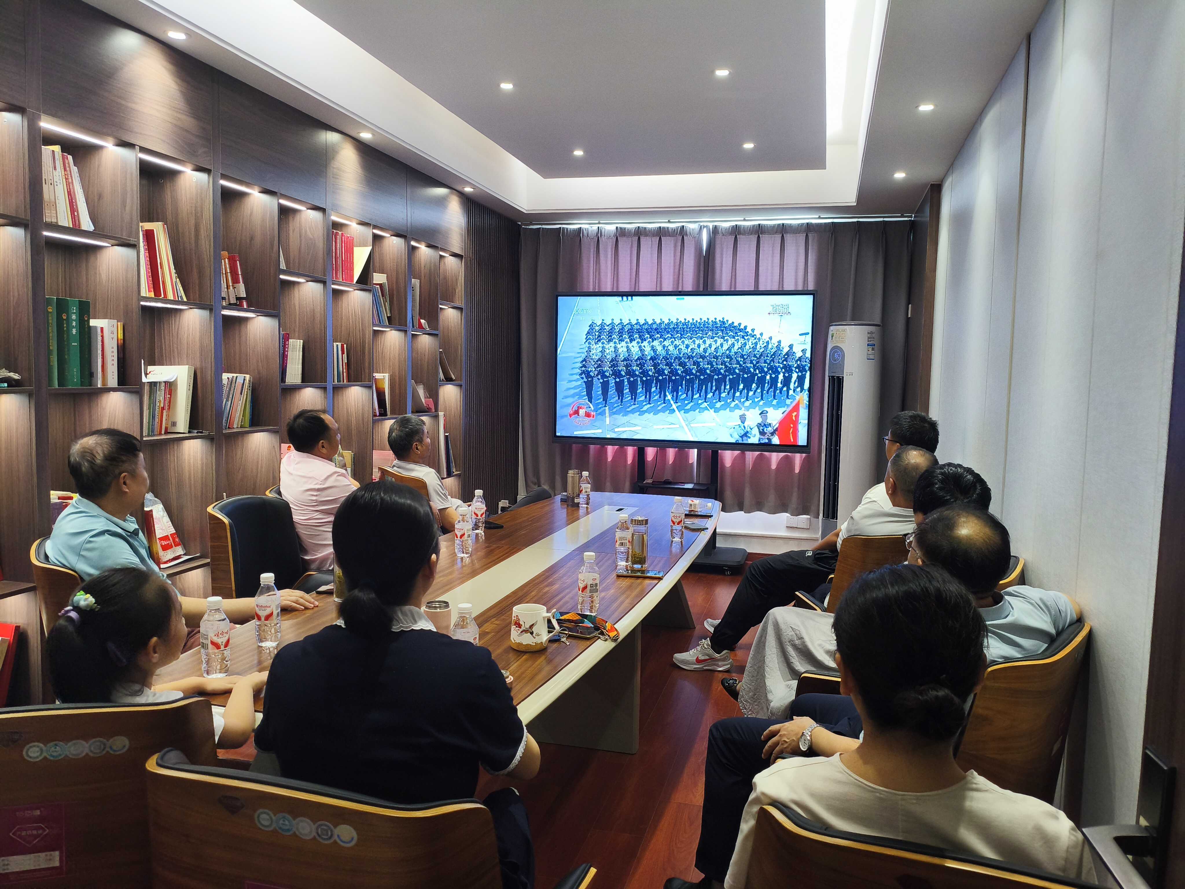 昌江区人大常委会机关组织收看纪念中国人...
