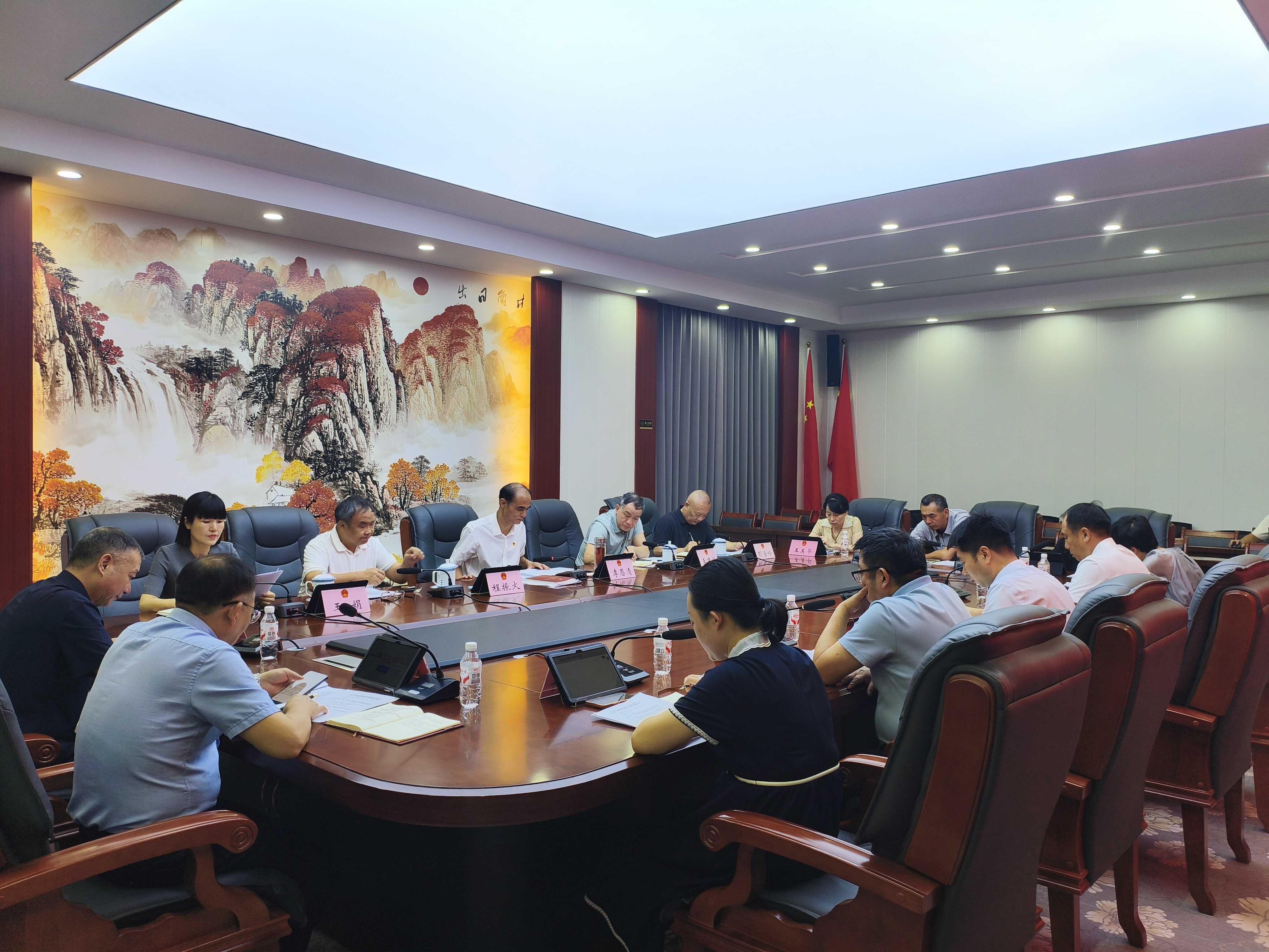 区人大常委会及机关 深入贯彻中央八项规定...