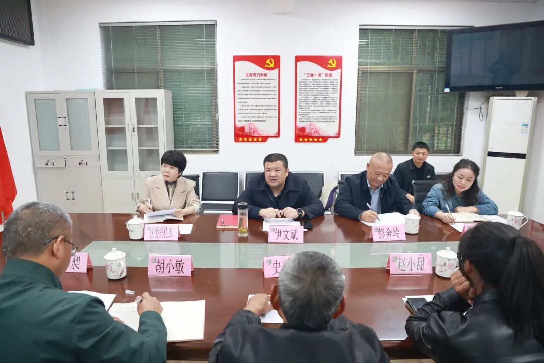 伊文斌以市人大代表身份进站接待选民